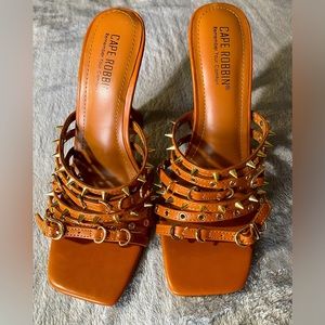 Cape Robbin Women’s tan size 8 heel sandals.